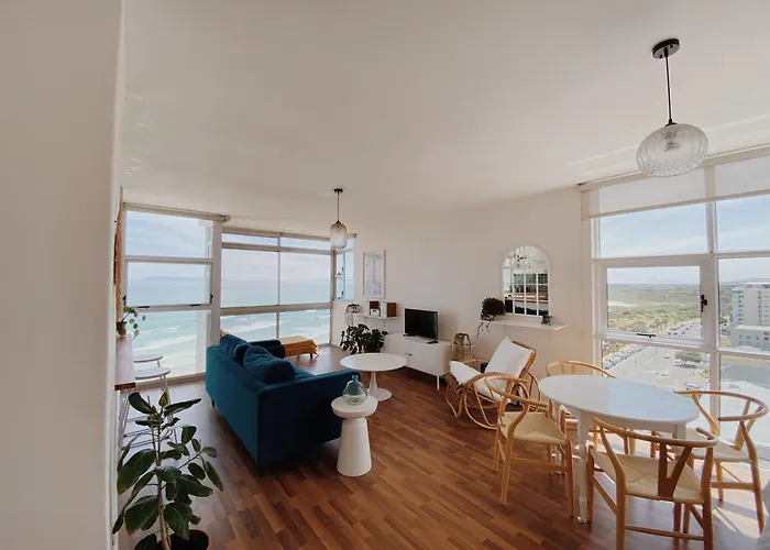 Cute, Sun-Soaked Apartment Above The Sea