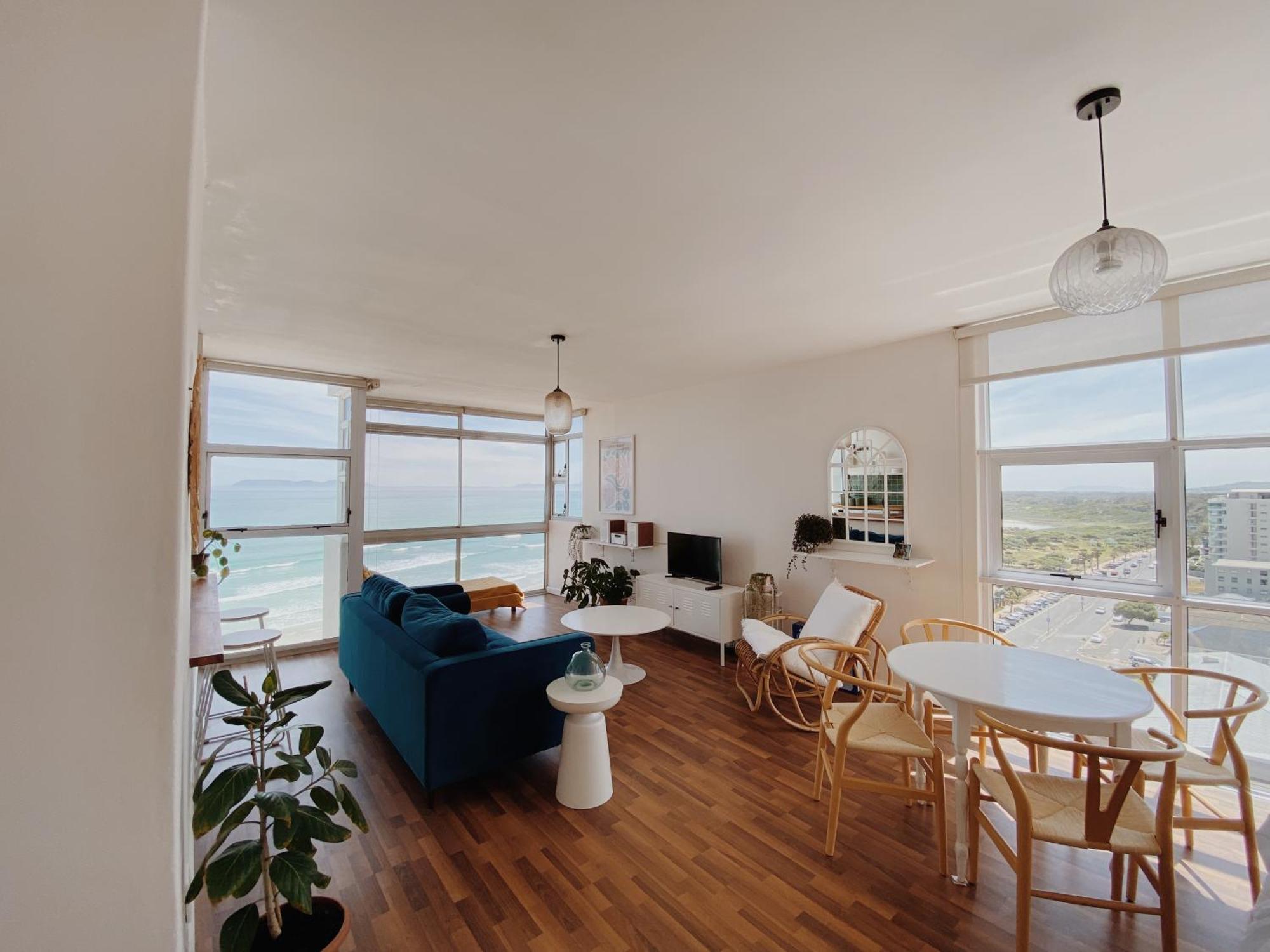 Apartment Cute, Sun-soaked Above The Sea