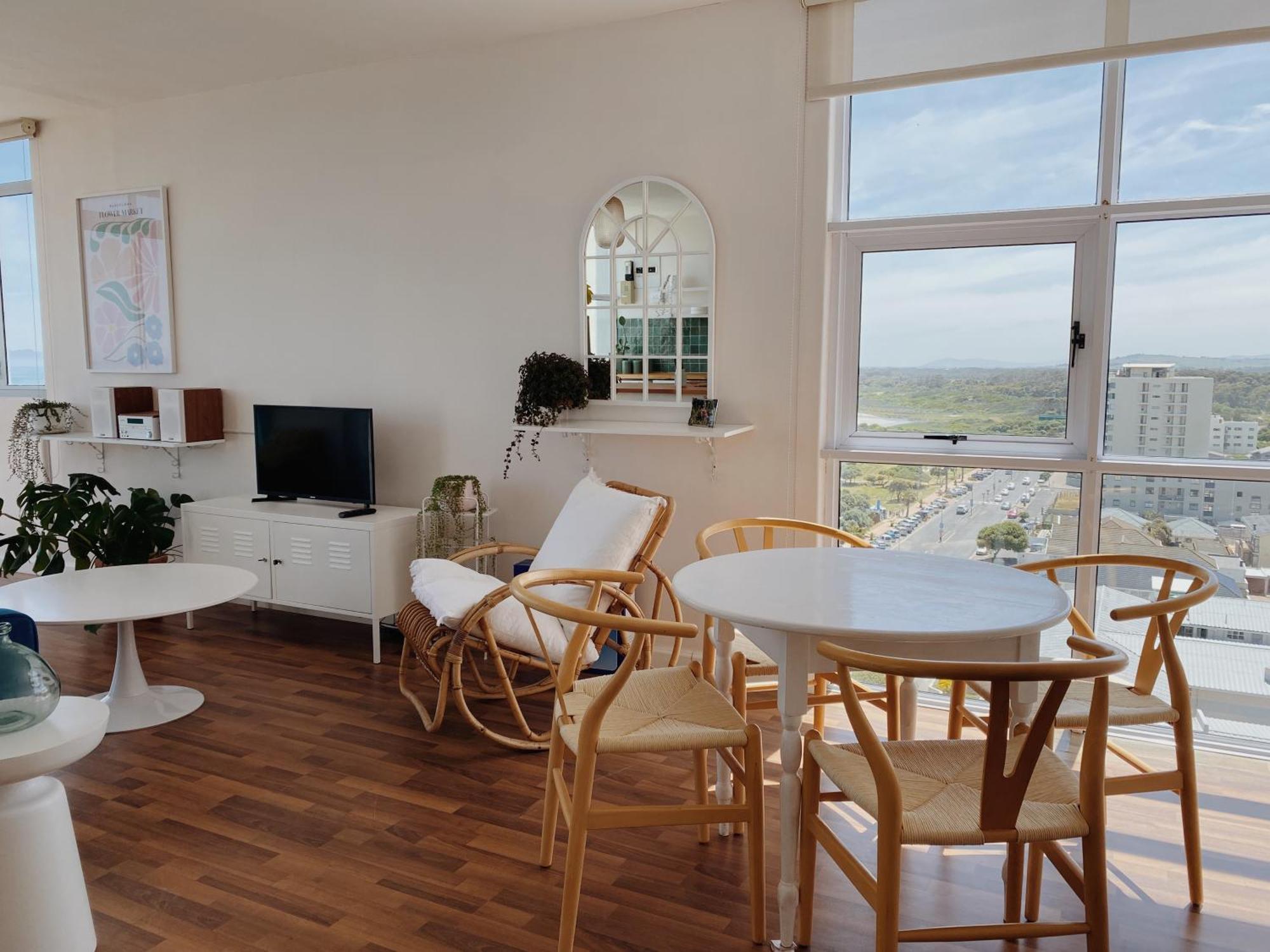 Apartment Cute, Sun-soaked Above The Sea