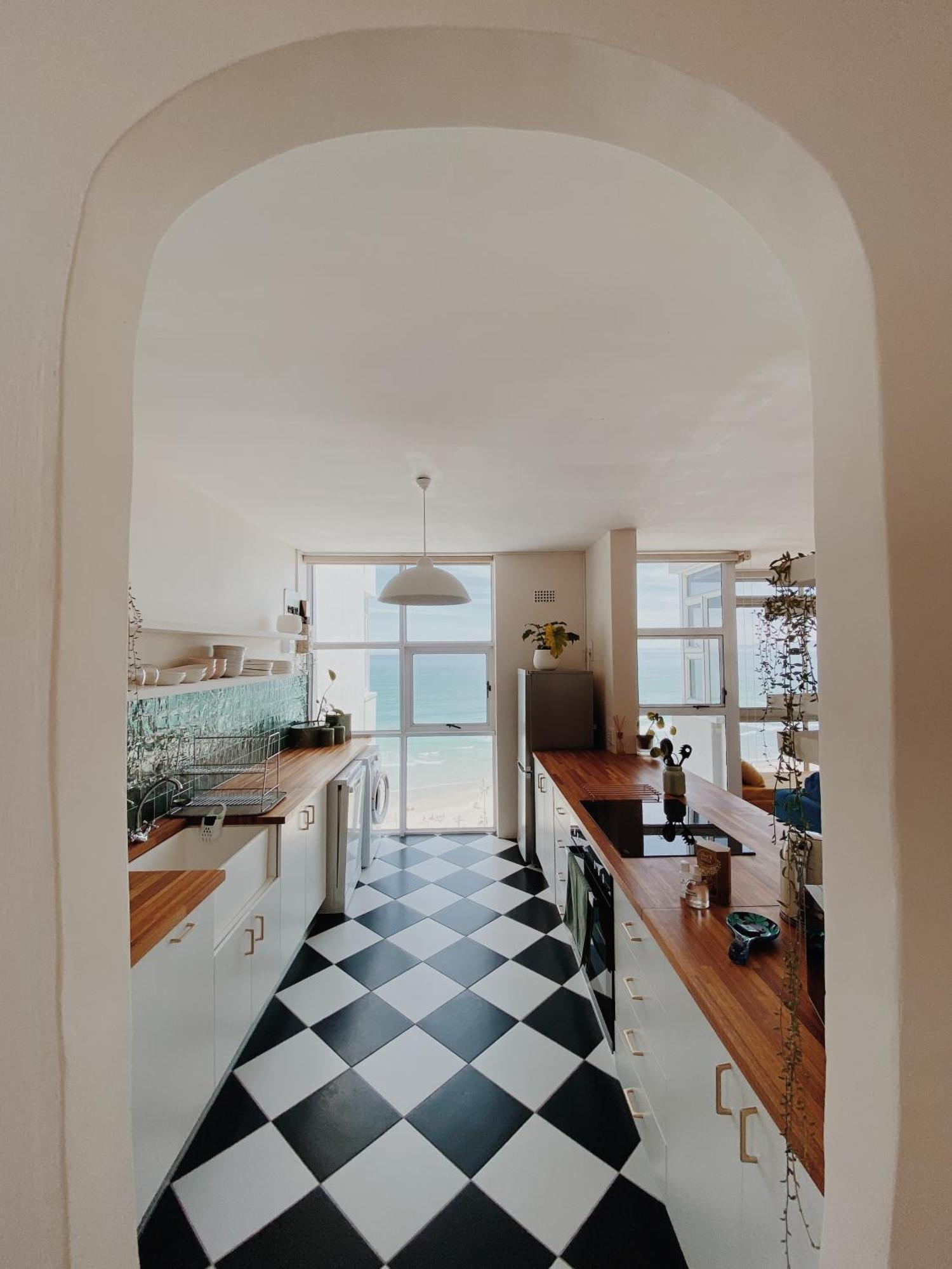Cute, Sun-soaked Above The Sea Apartment *